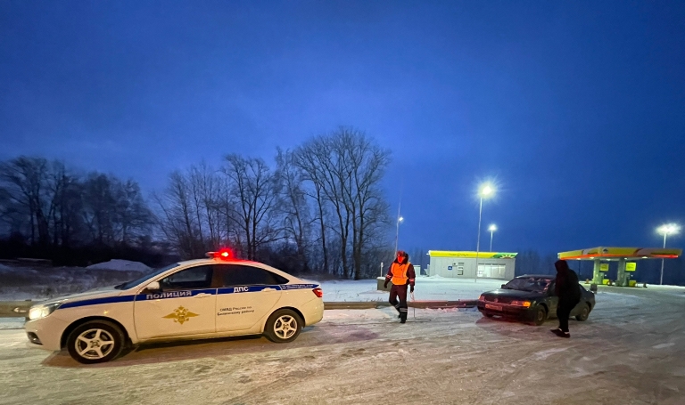 Пензенские инспекторы ДПС помогли водителю, заглохшему на трассе в машине с тремя детьми