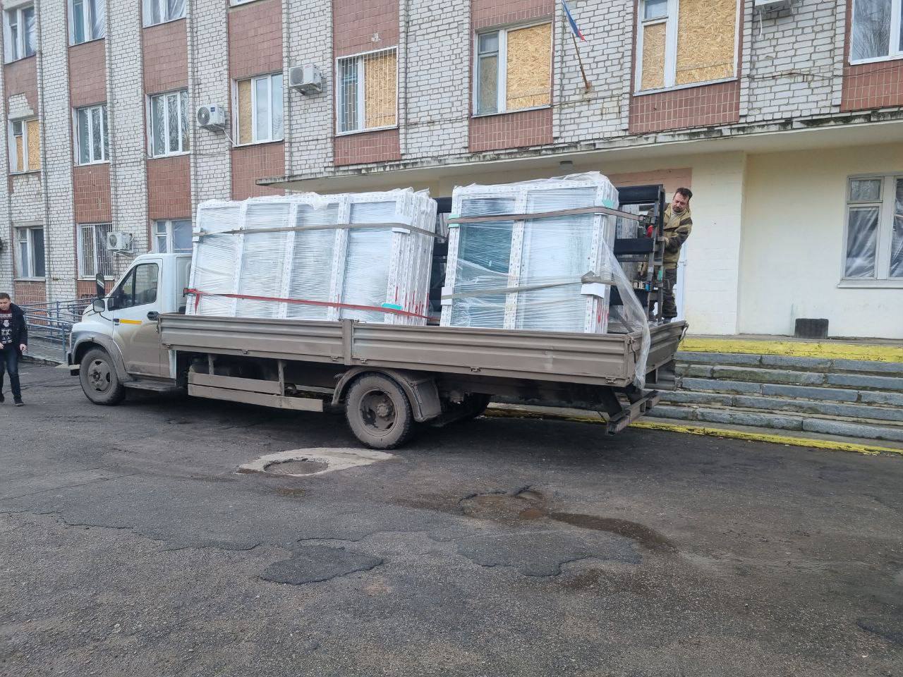 В подшефном Пензе Токмаке восстанавливают окна роддома после обстрела