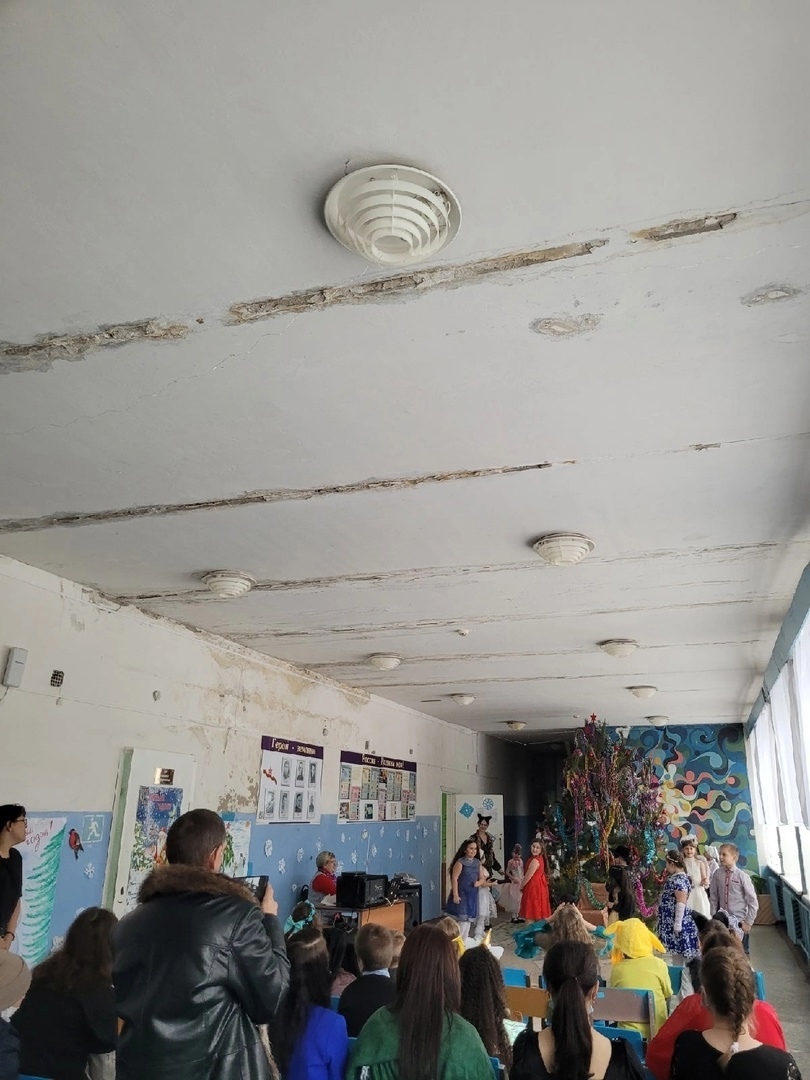 В Колышлейском районе дети провели праздник в школе с облупившимся потолком и стенами