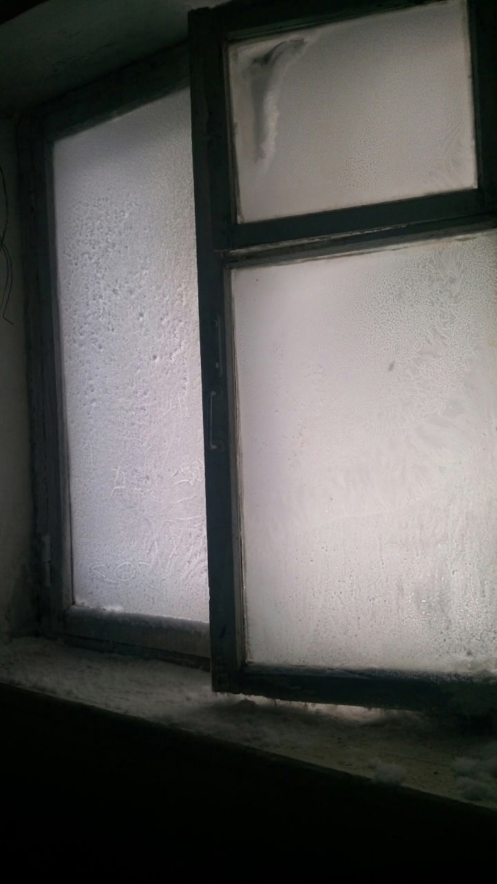 Жители дома на улице Аустрина пожаловались на постоянные испарения в подъезде