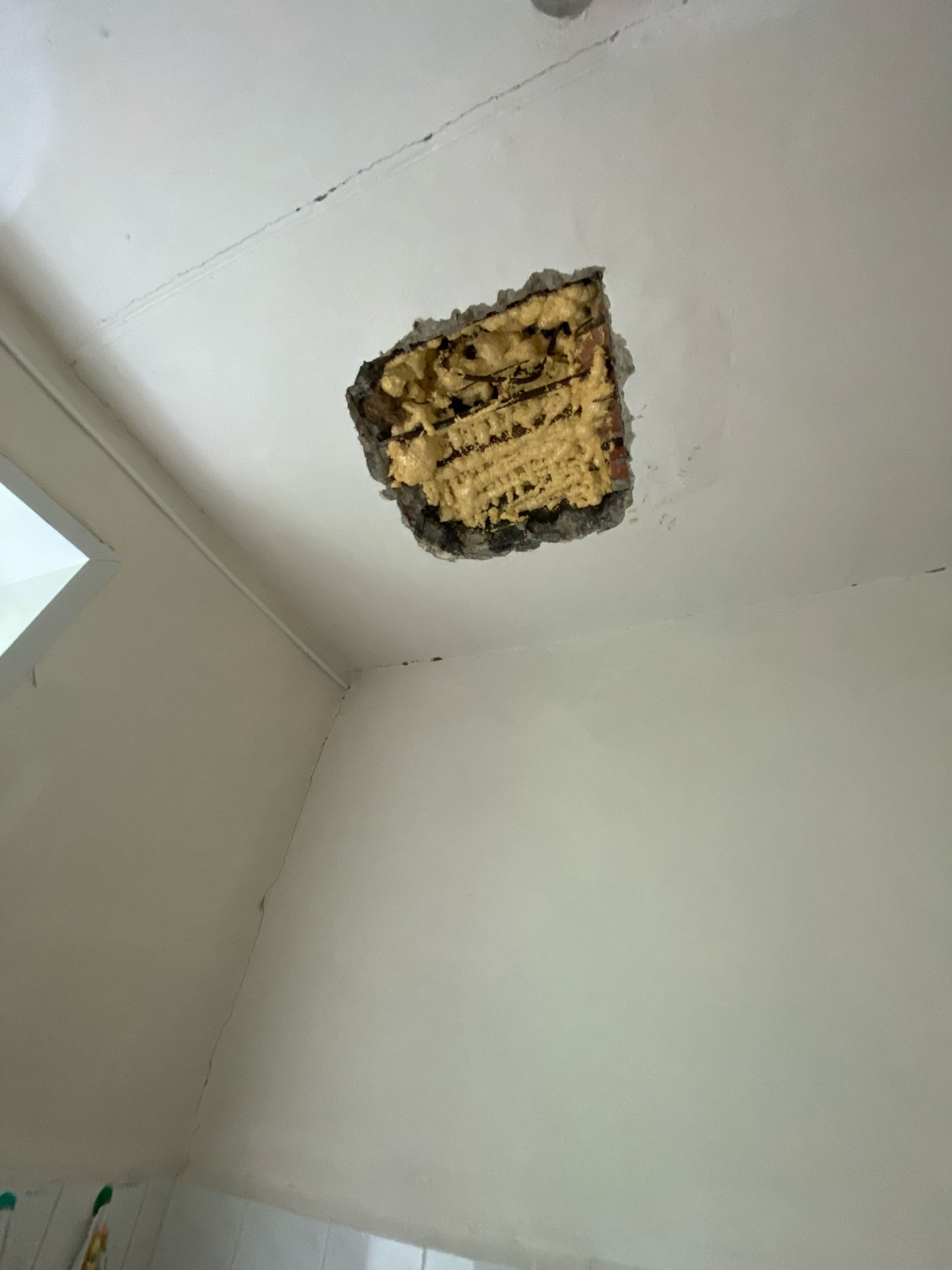 «Дырка в потолке, старая мебель и ужасный пищеблок»: пензячка рассказала о состоянии сельского детского сада