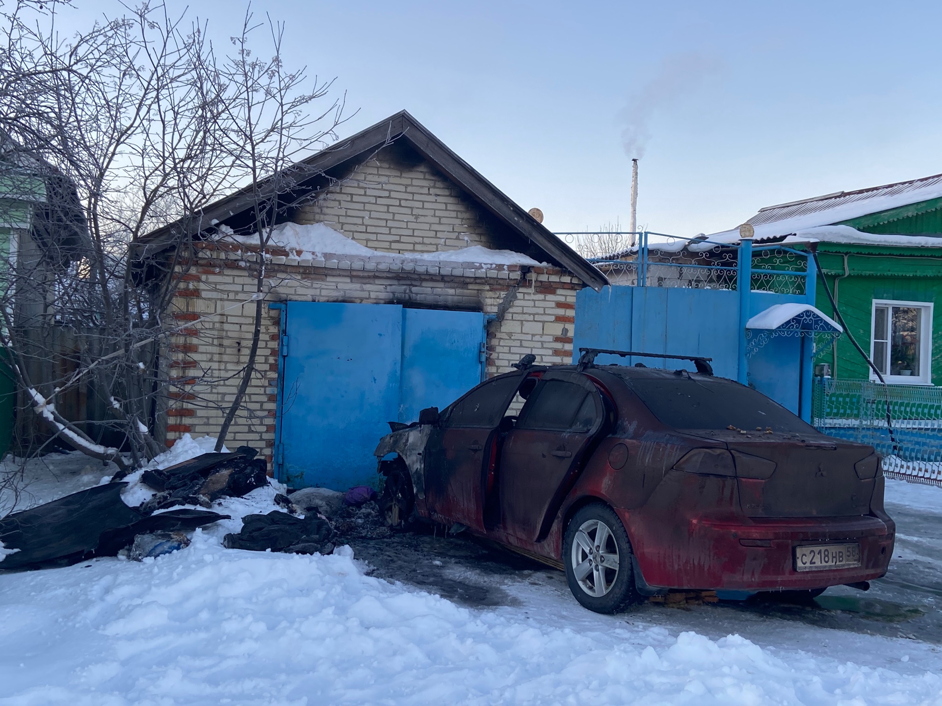 В Кузнецком районе ранним утром сгорели гараж и иномарка