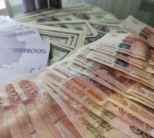 Банк России понизил курс евро и доллара в выходные