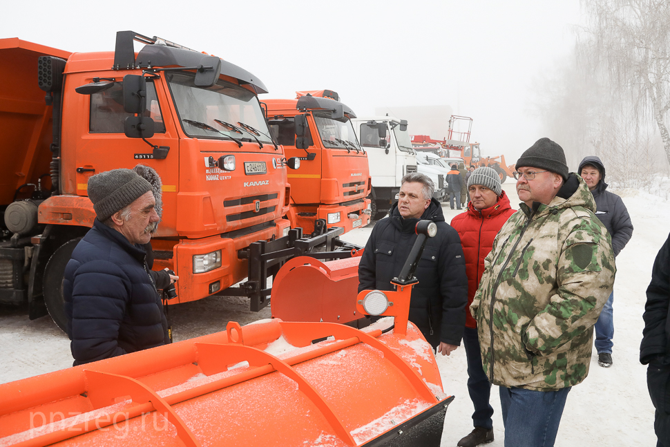 Олег Мельниченко проверил, как работает новая коммунальная техника в Каменке
