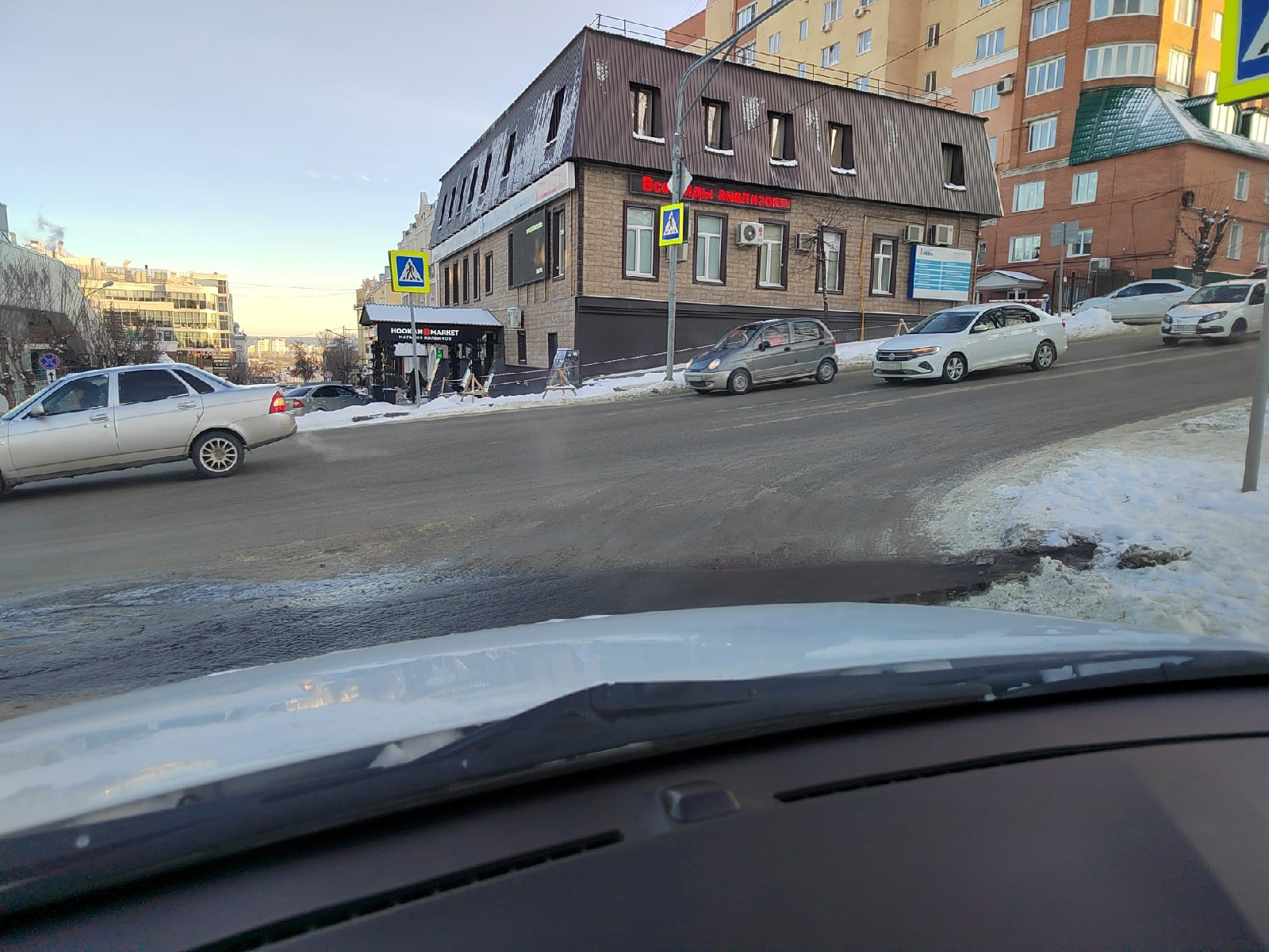 В центре Пензы из канализации вода выливается на проезжую часть