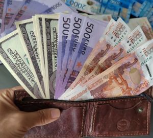 ЦБ РФ понизил курс доллара 12 января