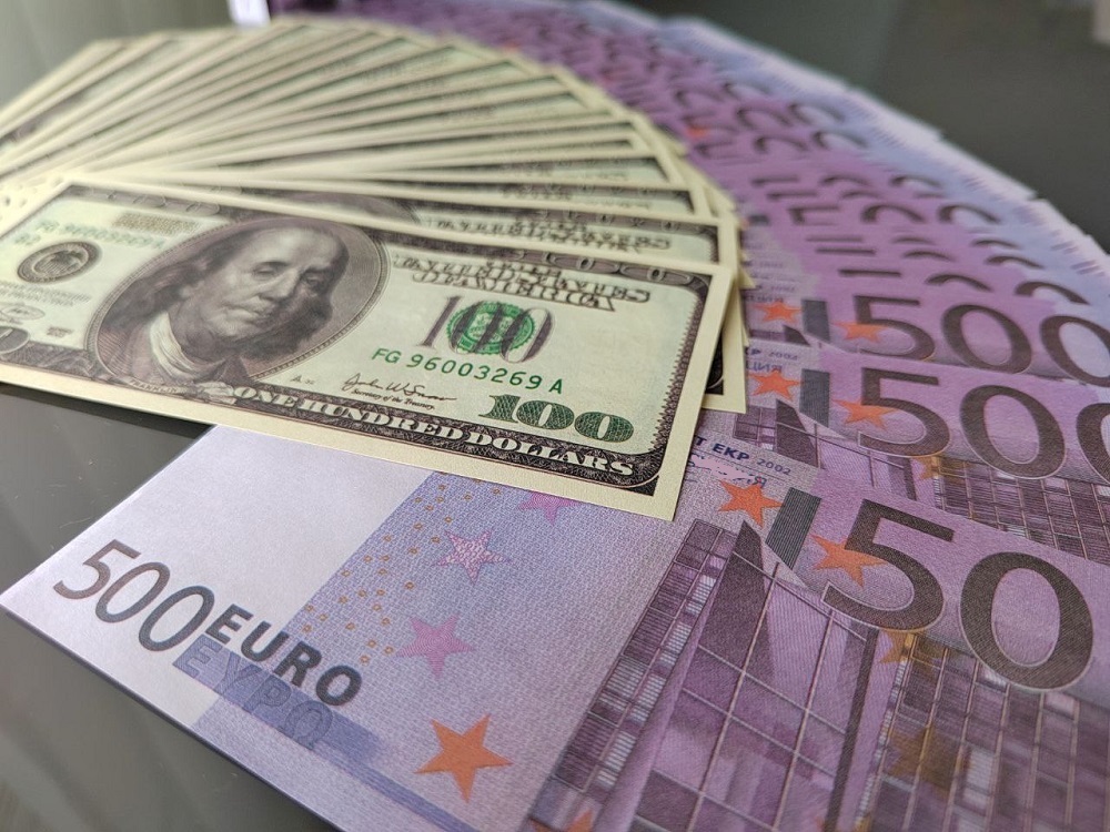 Банк России понизил курс доллара до 70 рублей