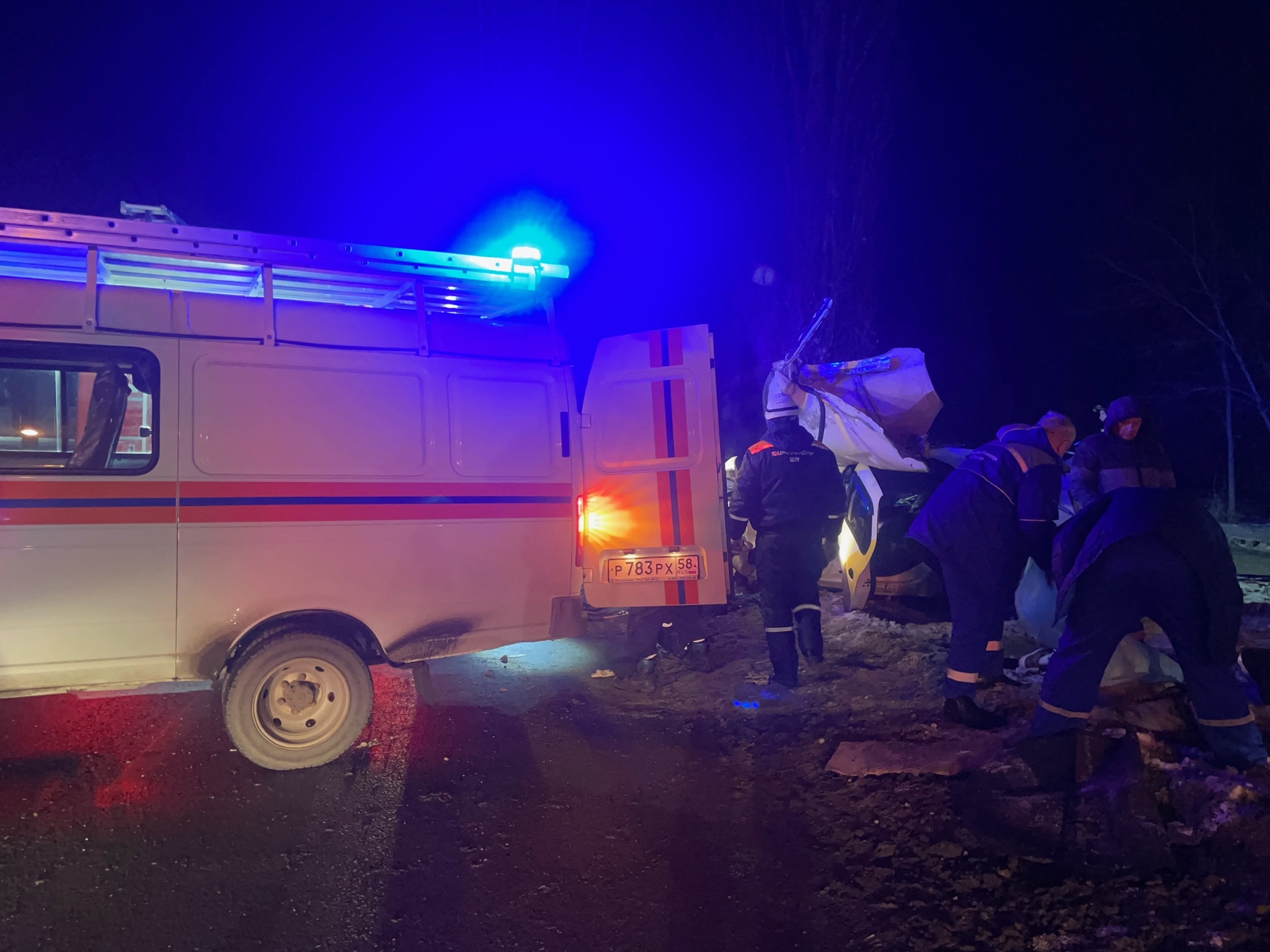 В Пензе тело погибшего в аварии 19-летнего парня из машины доставали спасатели