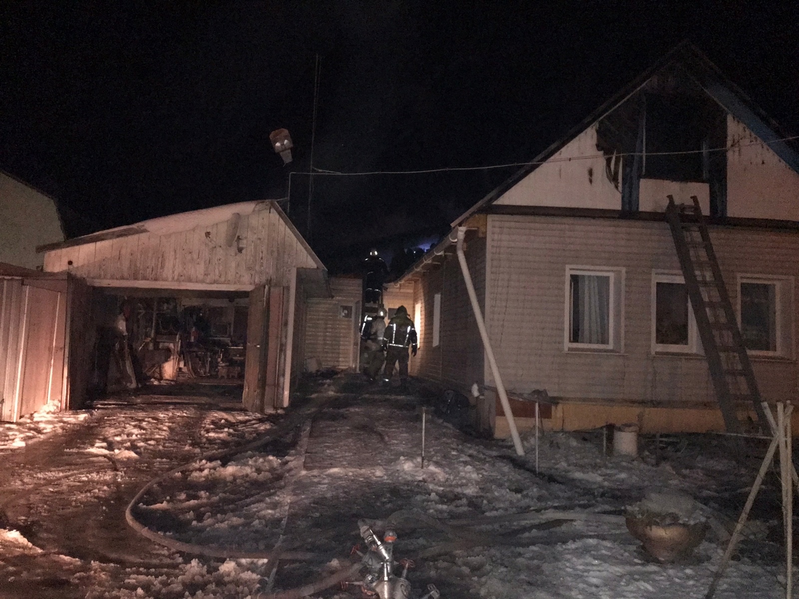 В Бессоновке огонь уничтожил чердак дома, баню и пристройки