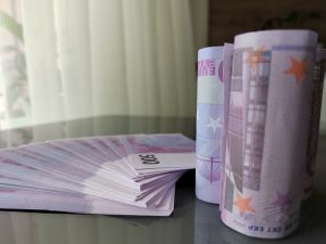 Банк России повысил курсы доллара и евро на выходные