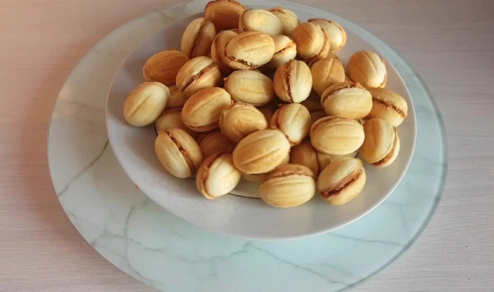 Готовим печеные орешки с вареной сгущенкой и шоколадной начинкой