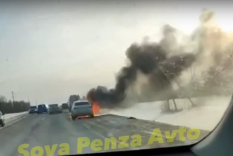 В Сердобском районе на трассе горит автомобиль