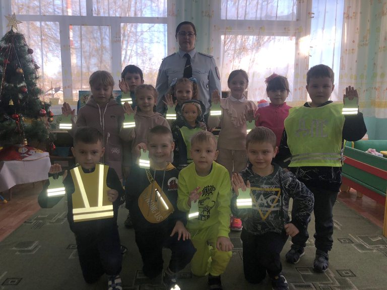 В кузнецком детском саду прошла акция "Засветись, пешеход!"