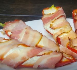 Готовим закуску из перцев со сливочной начинкой и беконом