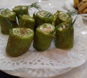 Готовим блины из сельдерея с творожным сыром и красной слабосоленой рыбой