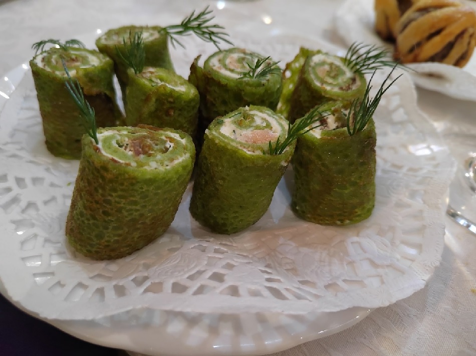 Готовим блины из сельдерея с творожным сыром и красной слабосоленой рыбой