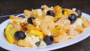 Готовим горячую закуску из креветок с маслинами и лимоном