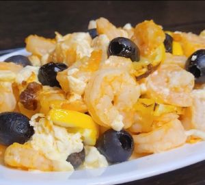 Готовим горячую закуску из креветок с маслинами и лимоном