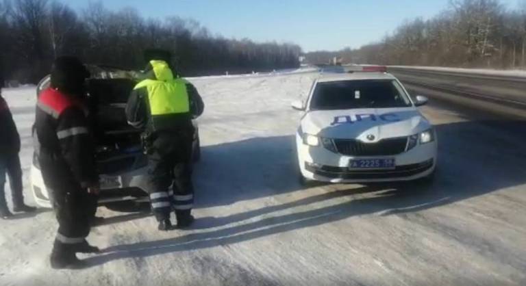 В Пензенской области сотрудники ГИБДД помогли пятерым мужчинам, замерзающим в сломанной машине