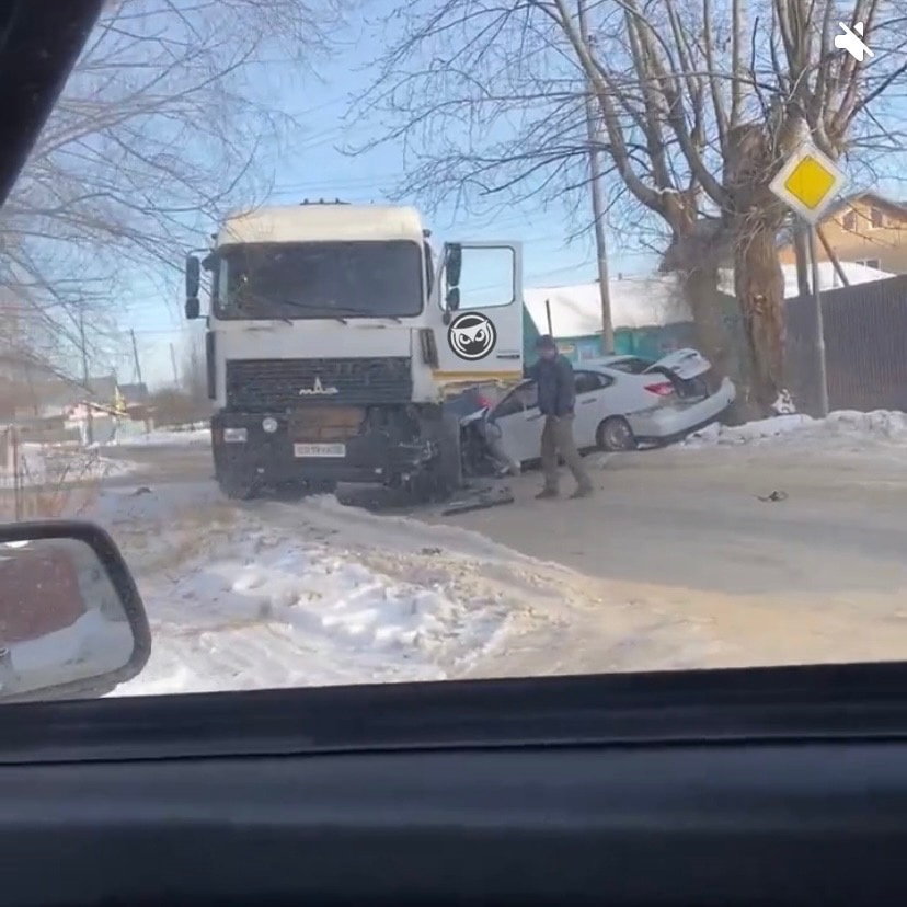 В пензенской Терновке столкнулись МАЗ и легковушка