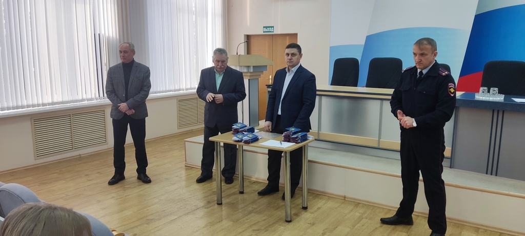 В Кузнецке бойцам отряда содействия полиции «Тигр» вручили удостоверения