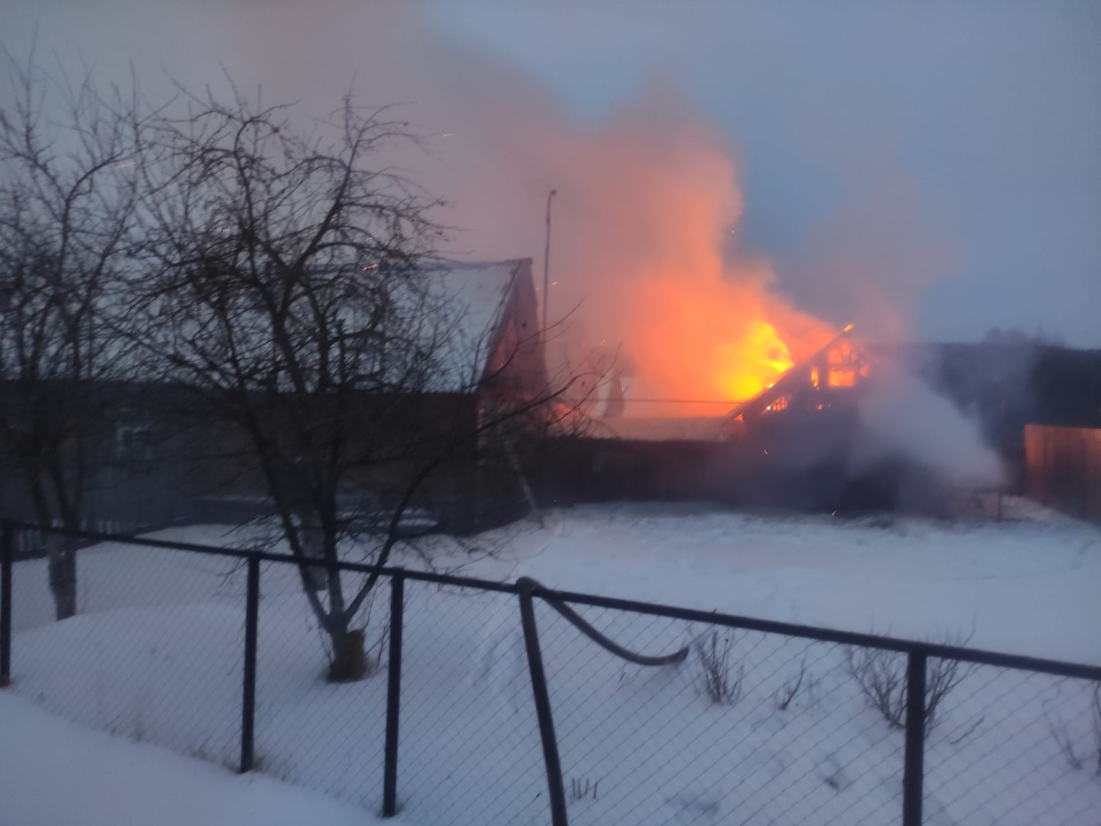 В Никольске пожар уничтожил баню и надворные постройки
