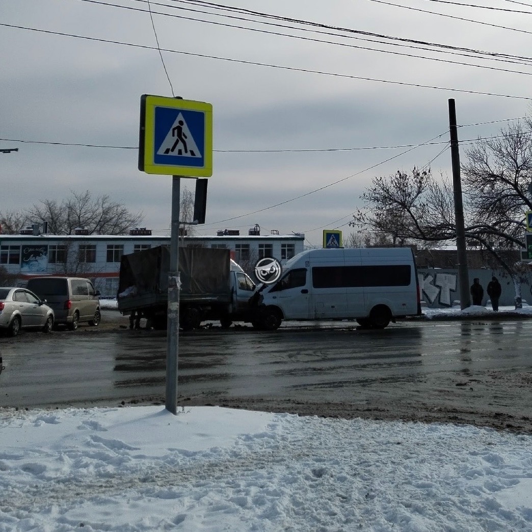 В Пензе несколько пассажиров маршрутки пострадали в ДТП на улице Аустрина