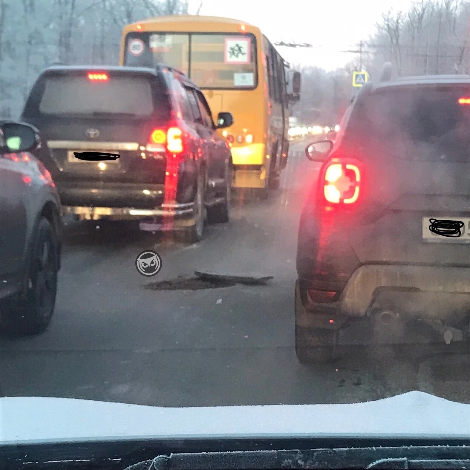 На Окружной в дорожном полотне образовалась дыра от открытого люка