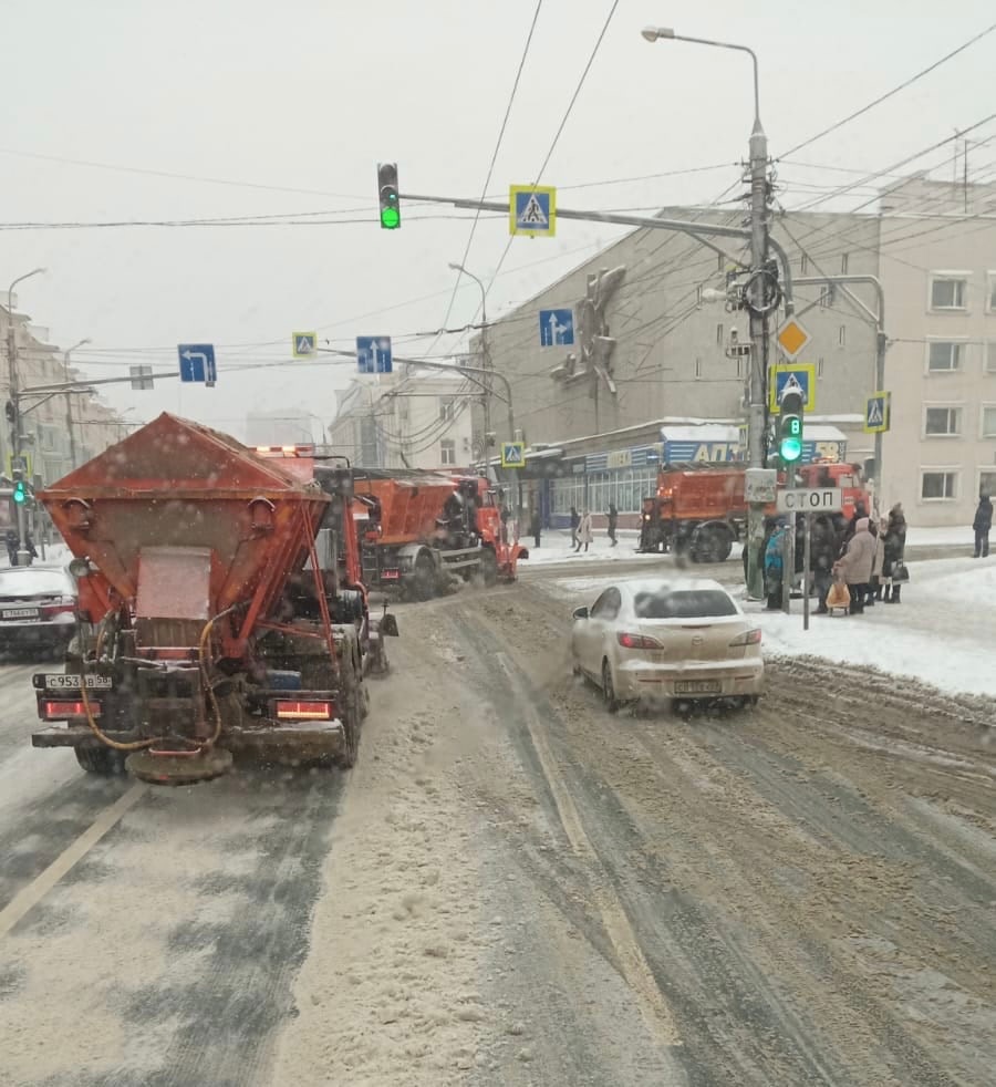 В Пензе с последствиями снегопада борются 94 спецмашины и 169 коммунальщиков