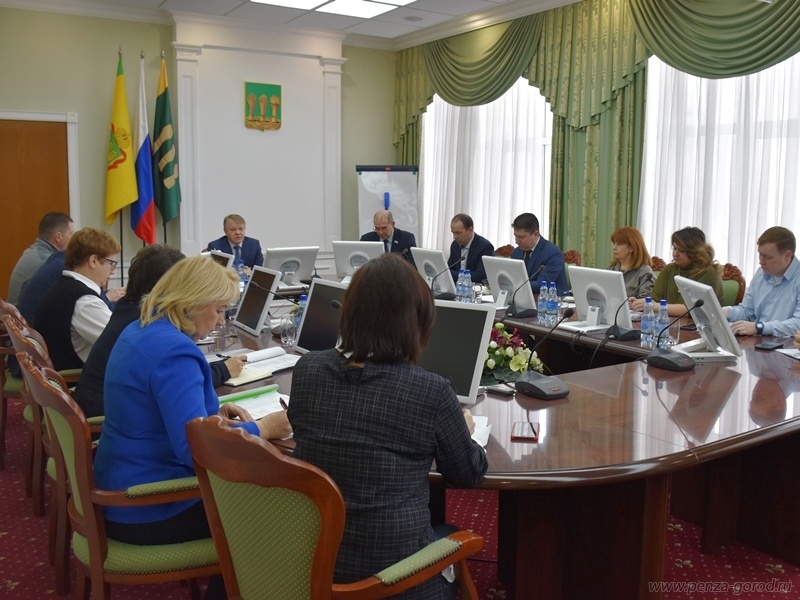 Мэр Пензы поручил усилить работу по устранению наледи на улицах города