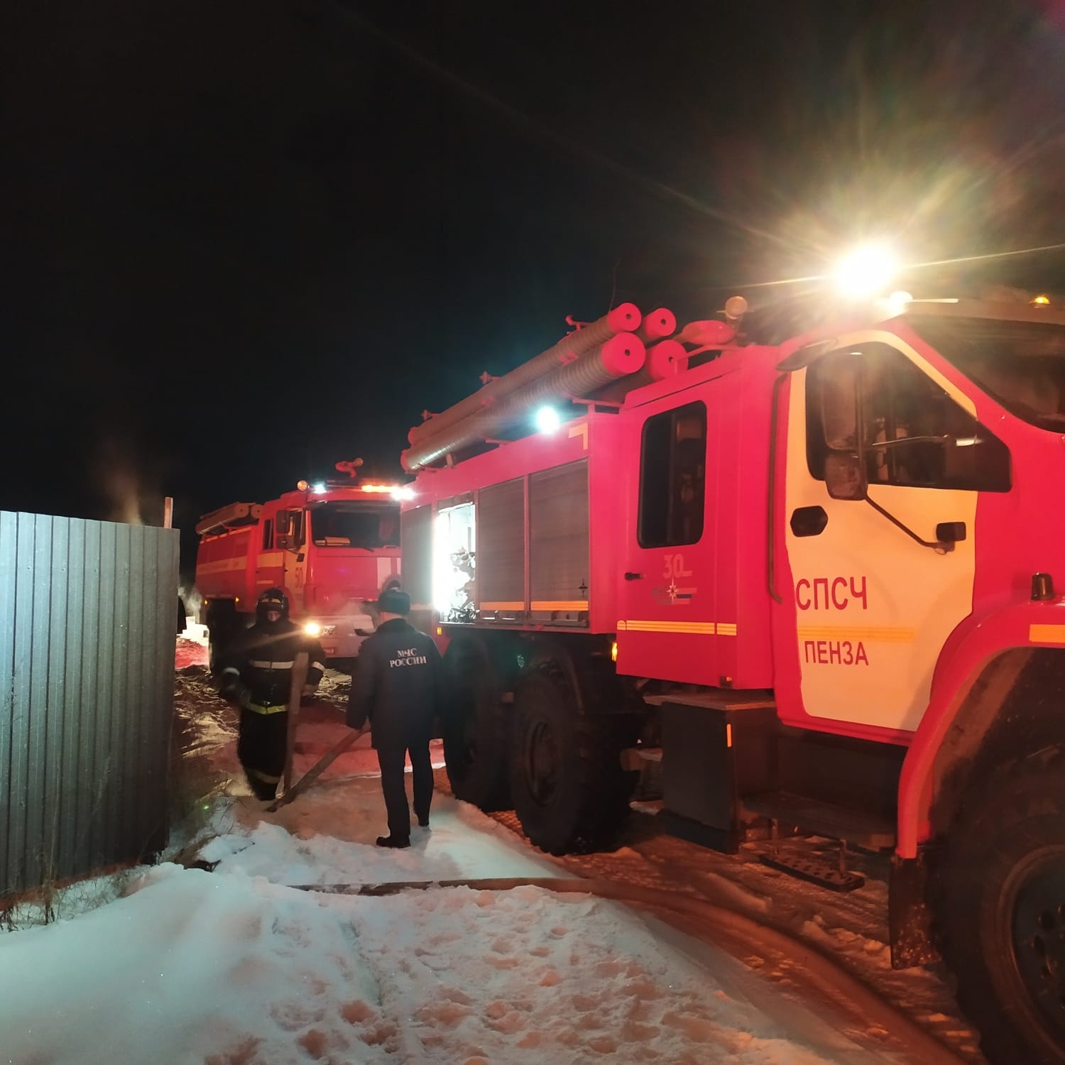 Появились фото с места мощного пожара в Пензенском районе