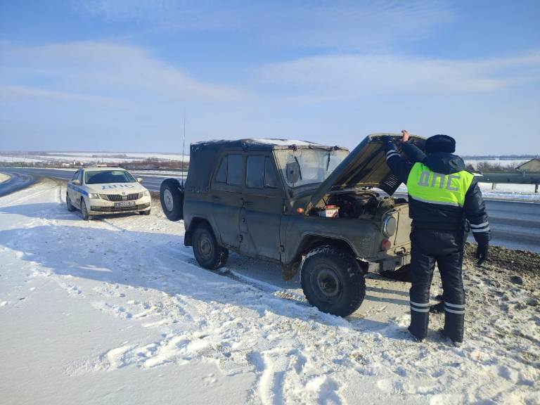 В Пензенской области инспекторы ГИБДД помогли пенсионеру, у которого сломалась машина