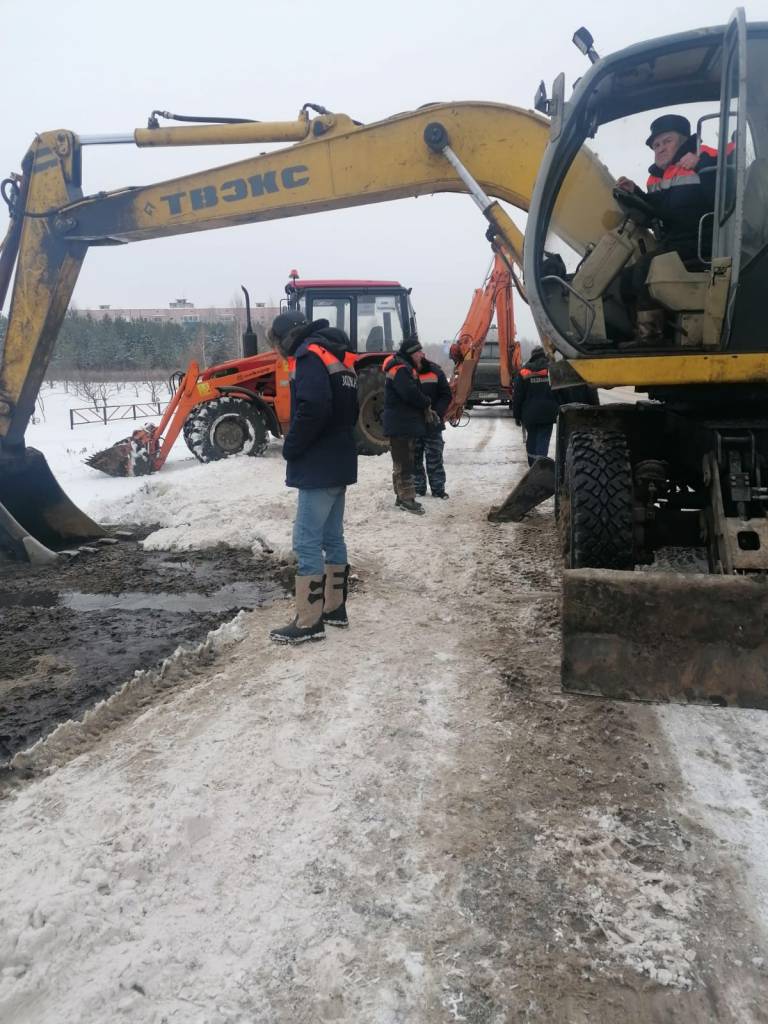 В Сердобске аварийная бригада занимается устранением прорыва водопровода на улице Максима Горького