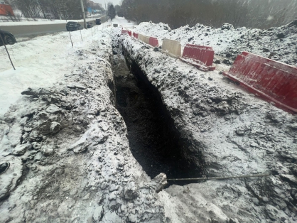 В Пензе двое рабочих, копавших траншею, оказались под землей при обрушении грунта