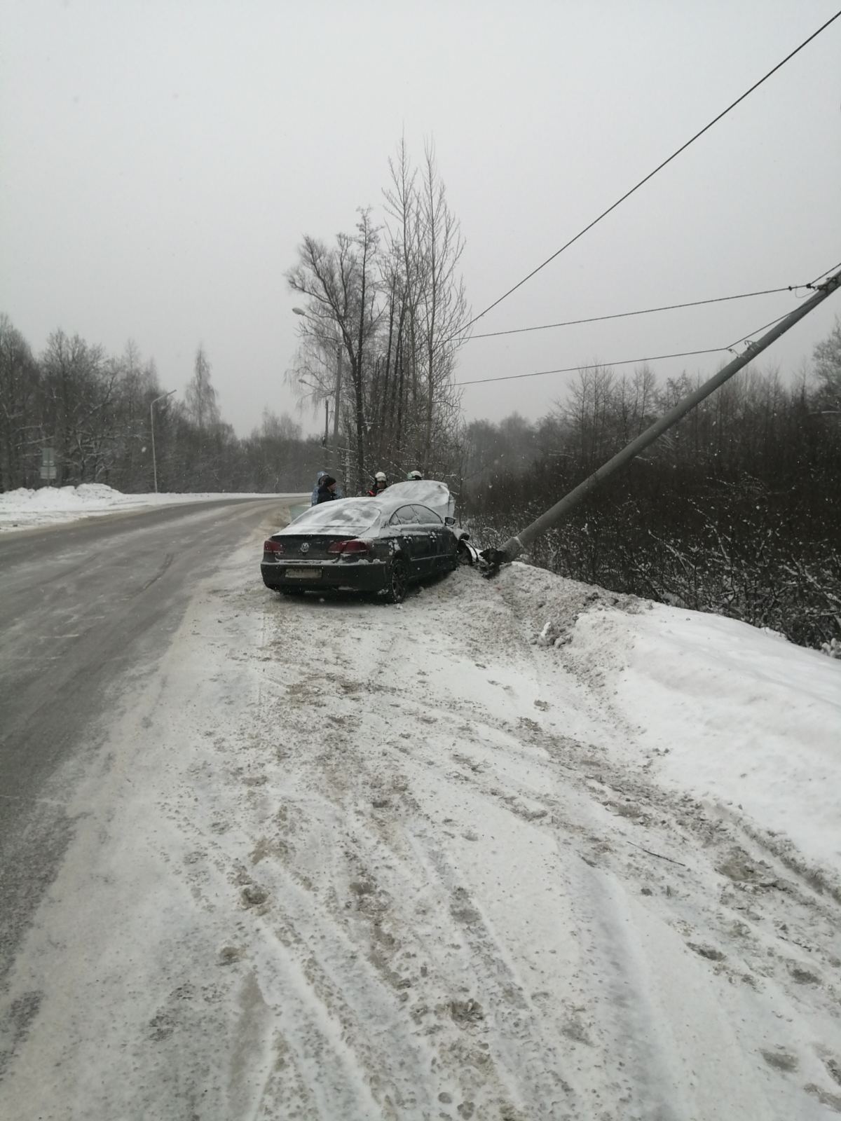 В Пензе на улице Чаадаева иномарка протаранила и повалила столб