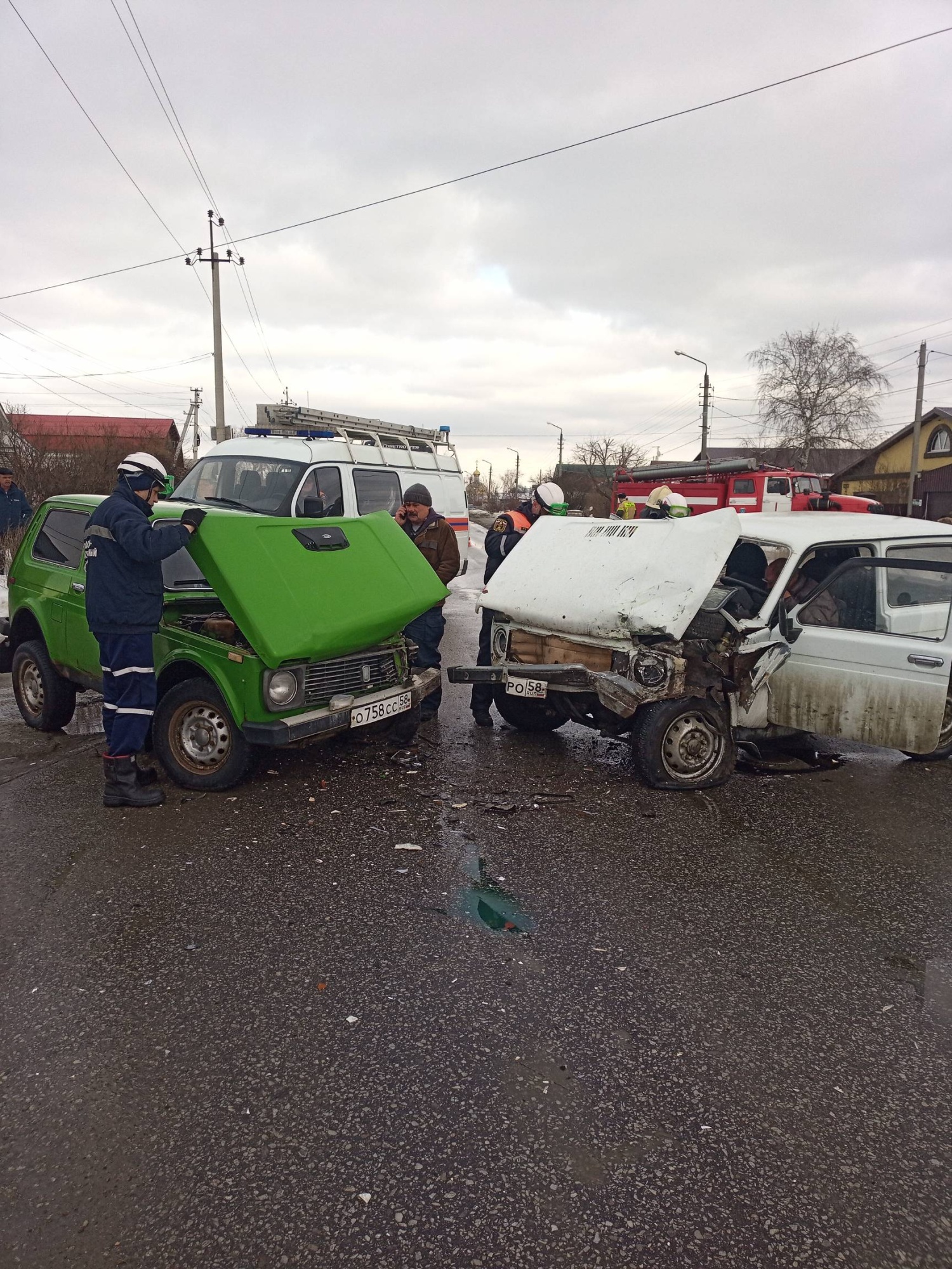 В Пензе водителя зажало в машине после жесткого ДТП на улице Ростовская
