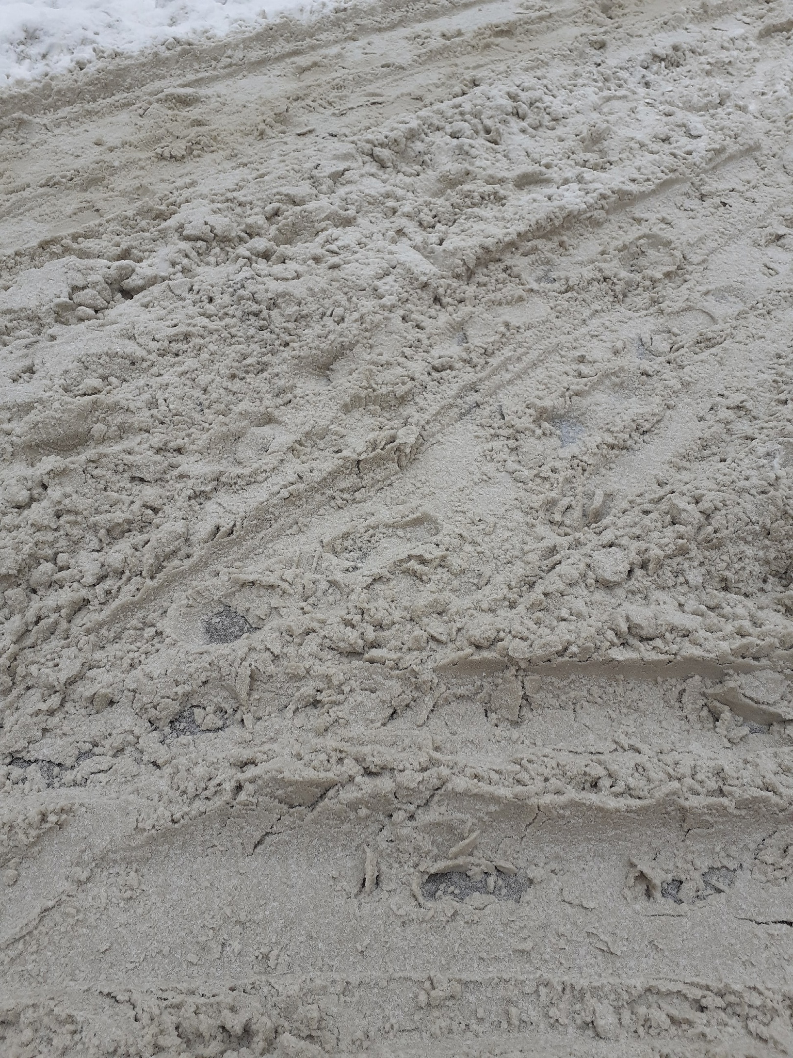 Пензенцам объяснили, почему реагент для противогололедной обработки сыпят прямо на снег