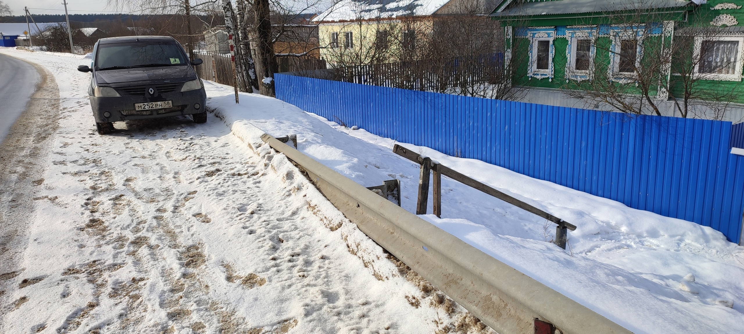 В Лунинском районе 90-летняя бабушка не может выйти из дома из-за барьерного ограждения