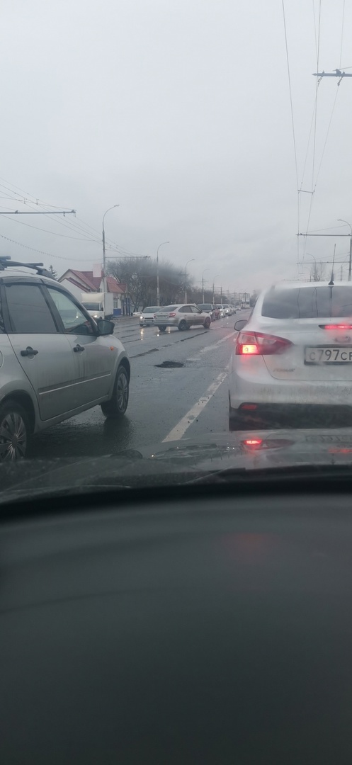 В Пензе на спуске с Сурского моста образовалась дыра в асфальте