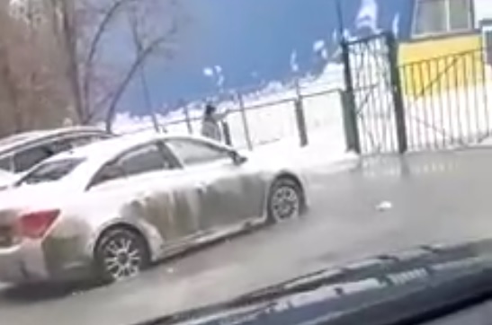 Из-за прорыва в центре Пензы припаркованные авто оказались в ледяной ловушке