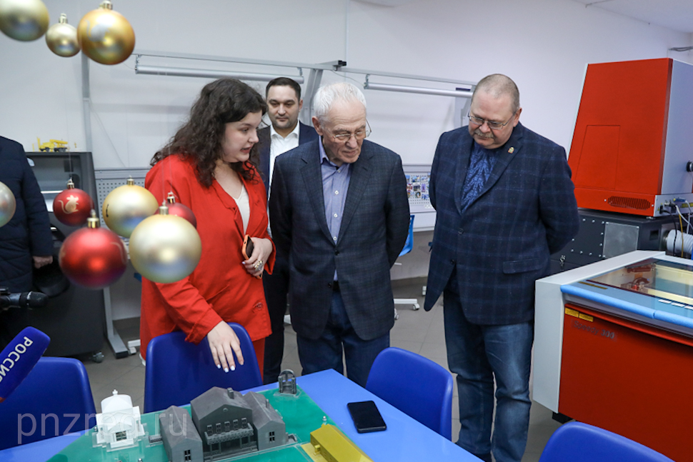 Сенатор Григорий Рапота и губернатор Олег Мельниченко оценили успехи пензенского «Кванториума»