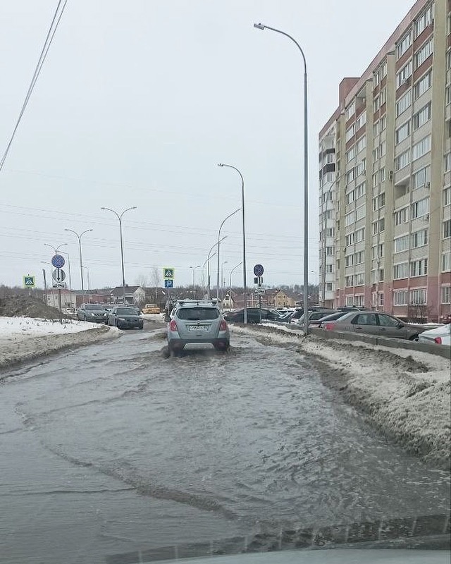 В Пензе затопило дорогу у кадетской школы и трассу на улице 65-летия Победы