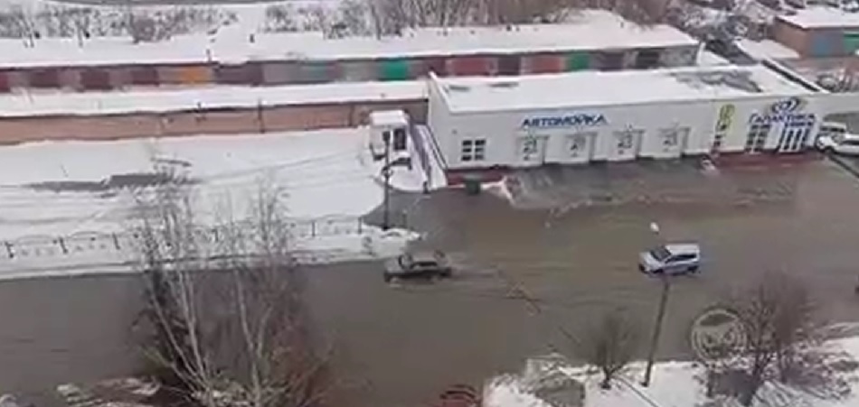 Пензенские автомобилисты пробираются по дороге на улице Лядова вплавь