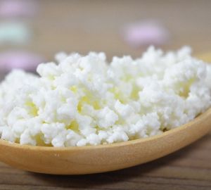 В Роспотребнадзоре объяснили, почему творог полезен беременным женщинам и детям