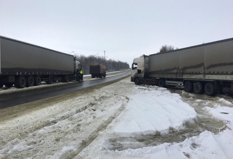 В Мокшанском районе никто не захотел помочь застрявшему водителю фуры