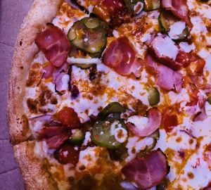 Готовим пиццу с беконом, солеными огурцами и моцареллой