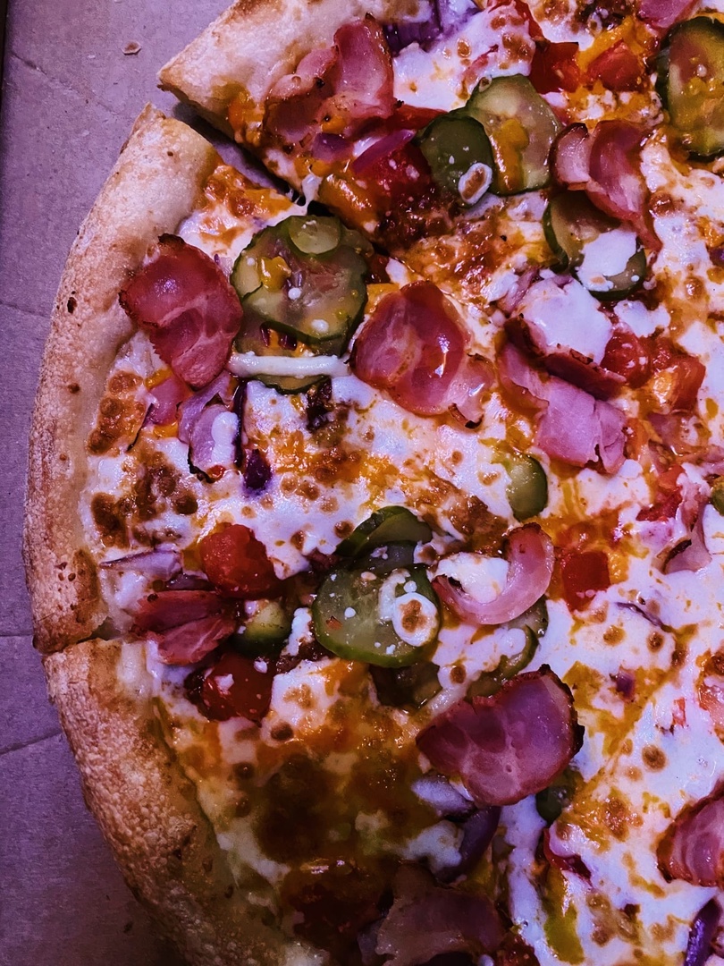 Готовим пиццу с беконом, солеными огурцами и моцареллой