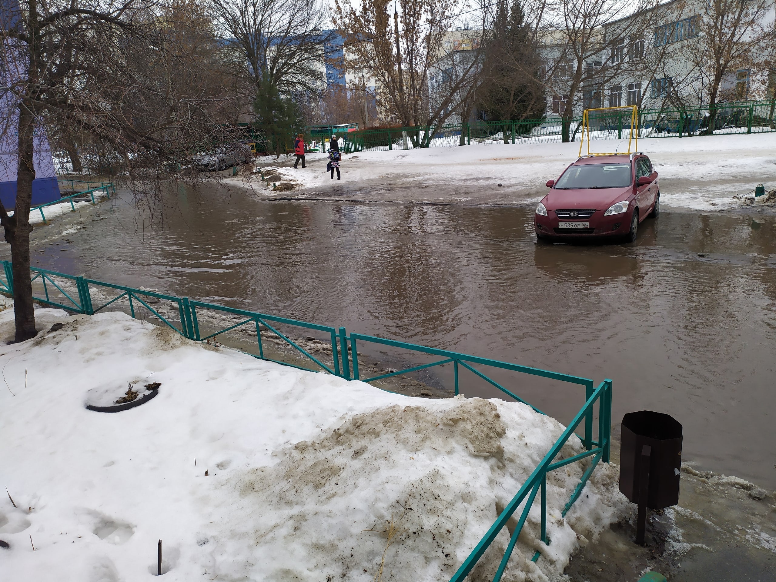 Жители Пензы массово жалуются на затопленные городские улицы