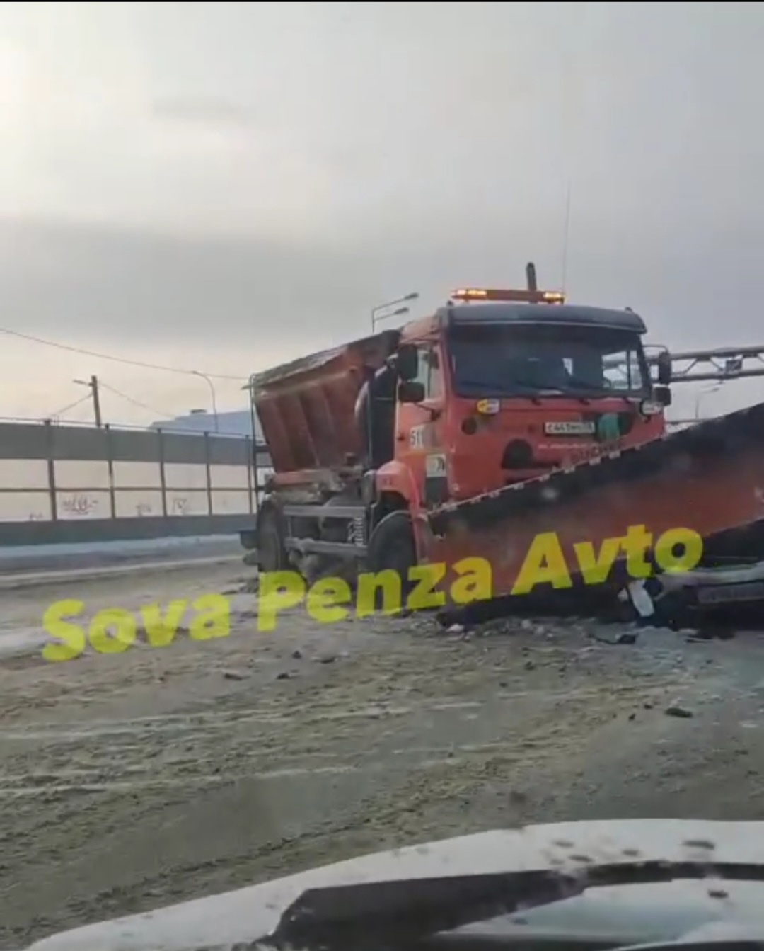 В Пензе на Севере иномарка влетела под ковш снегоуборочной машины