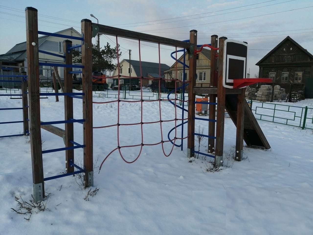 В Пензе на улице Суворова раскуроченная площадка стала небезопасной для детей